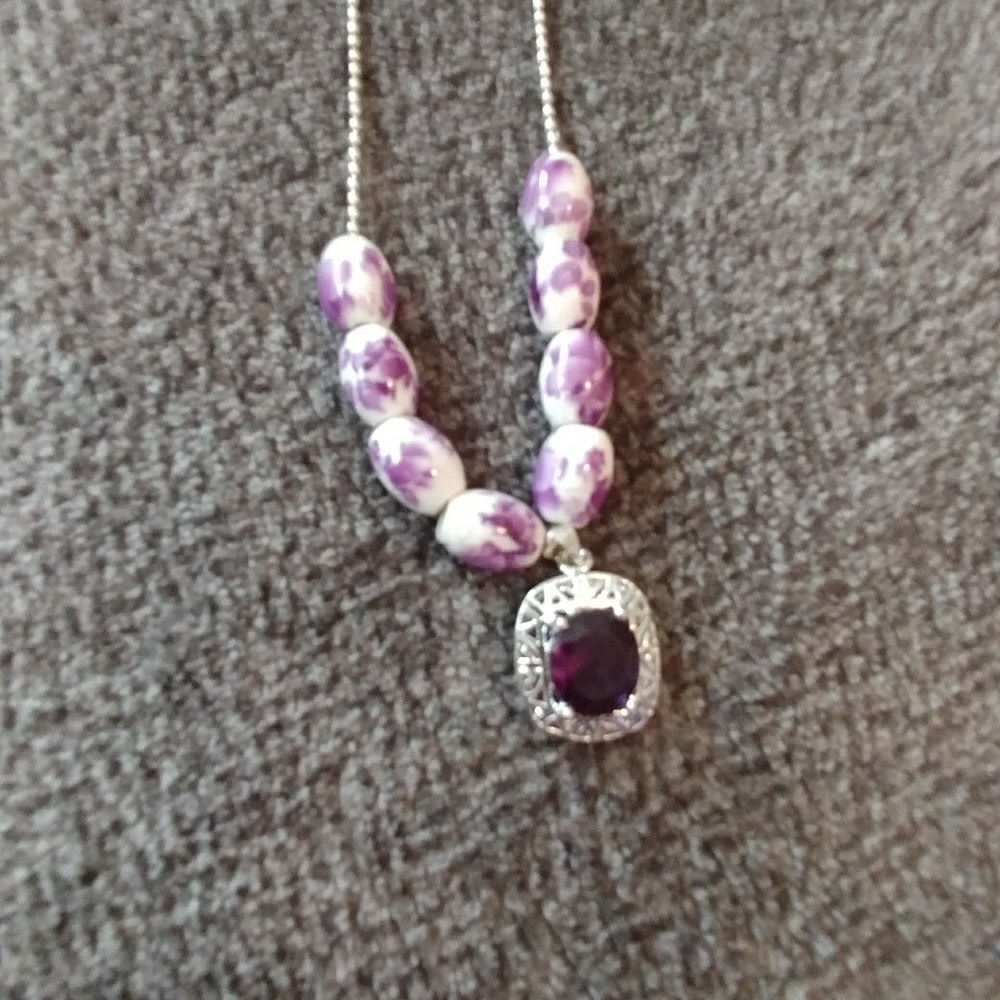 A beautiful purple necklace. - Picture 2 of 3